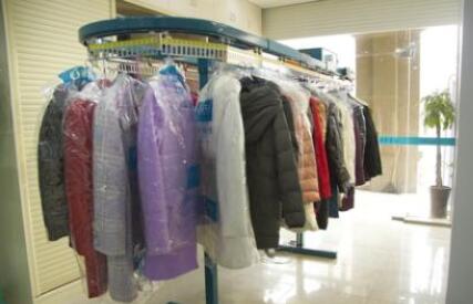 干洗店年挣多少钱?跟着洁丰来了解
